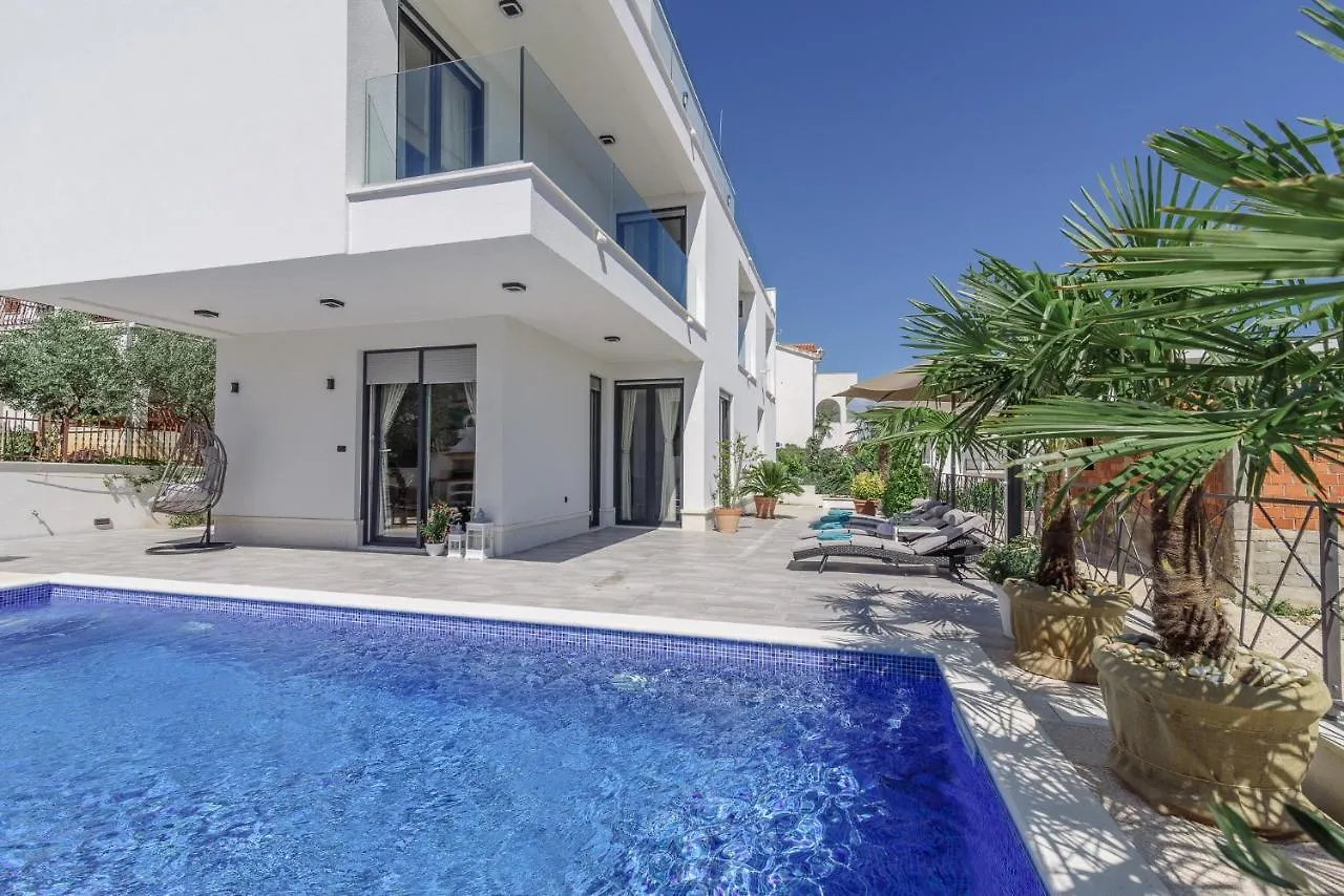 Luxury Villa -Heated Pool -Jacuzzi Trogir