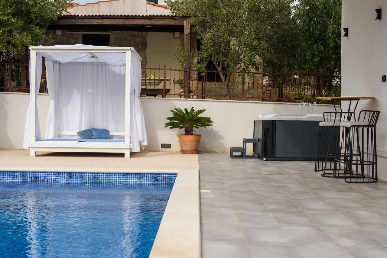 Luxury Villa -Heated Pool -Jacuzzi Trogir 0*,
