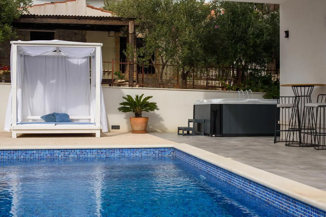 Luxury Villa -Heated Pool -Jacuzzi Trogir 0*,